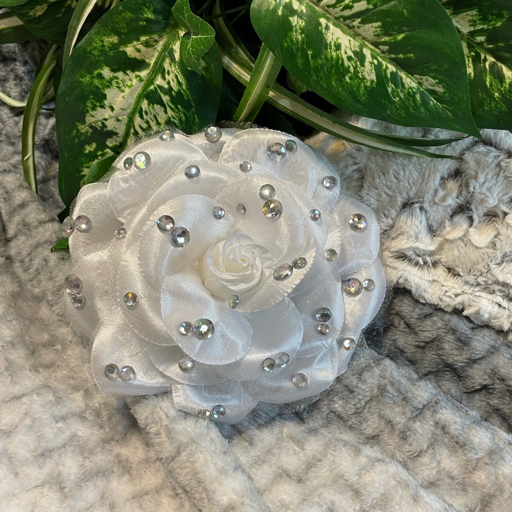 Super cute preppy Oversized Flower Corsage Brooch 8.5”wide White w Rhinestones